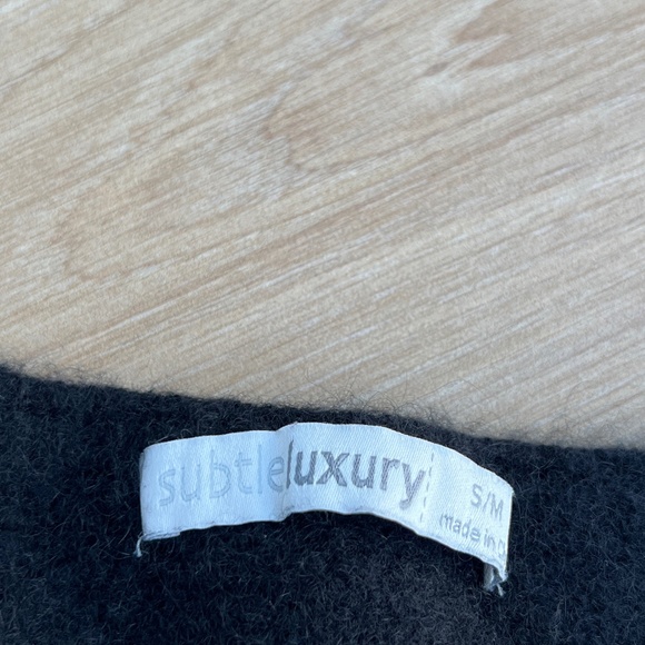 Subtle Luxury 100% Cashmere Black Sleeveless Top Size Small/Medium - Picture 5 of 9